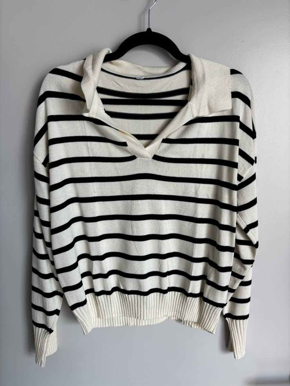 Striped V-Neck Collared Sweater - Cream and Black size Medium